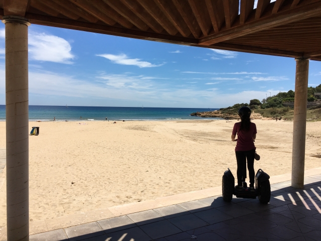 A l'ombre en segway face à la mer 
