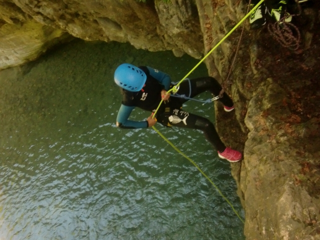  Aggrappandosi alla corda nel burrone