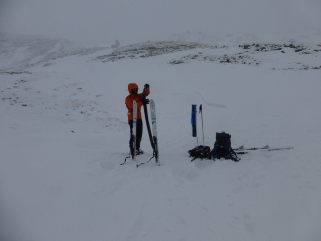 Sciatore sotto la neve 