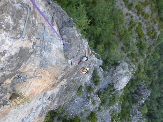  Salita sulle graffette della via ferrata 