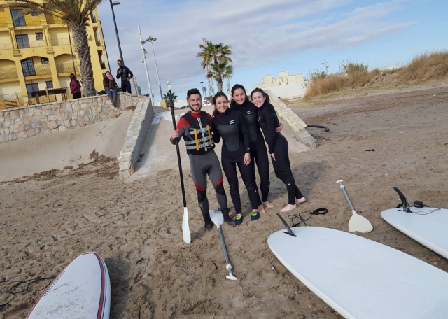  使用桨冲浪设备 