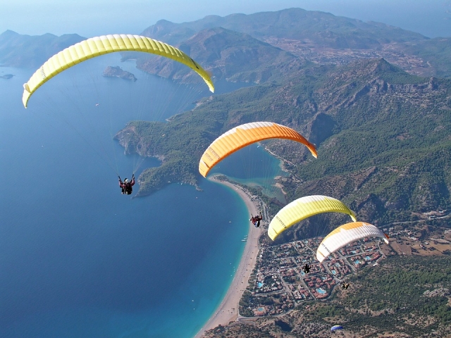  Fly paragliding 