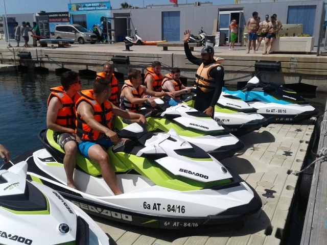  Monitor conversando com as crianças no jet ski 
