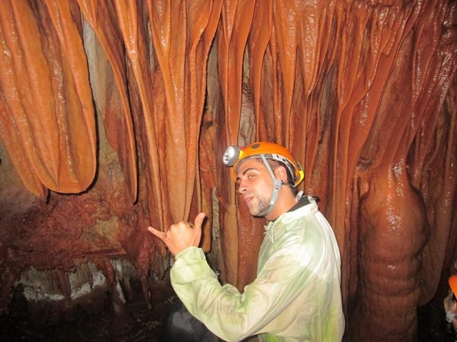 Conociendo el interior de la cueva