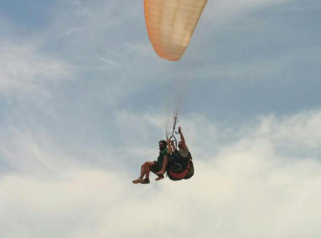 e-19734262-llevando-al-pasajero-en-parapente14719596479167.jpg