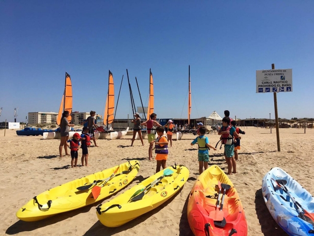 Kayaks en la orilla