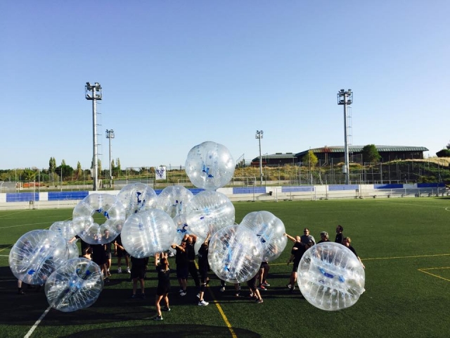 Burbujas por el aire tras el partido
