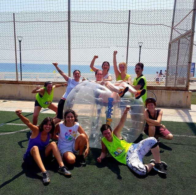  Descanse após o jogo de bolha futebol em Barcelona 