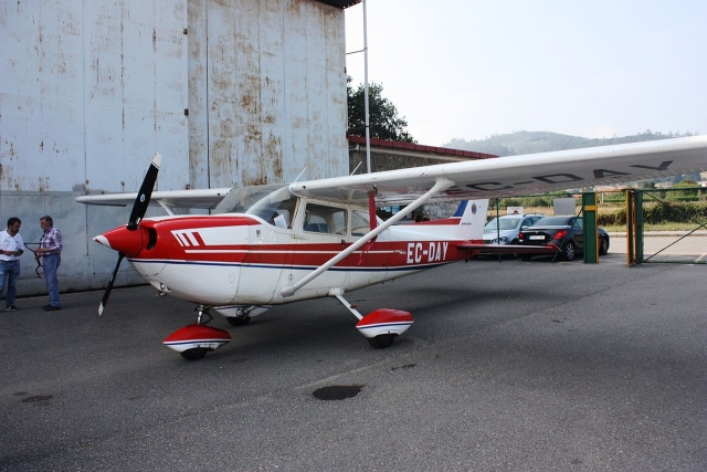  Avions dans le hangar 