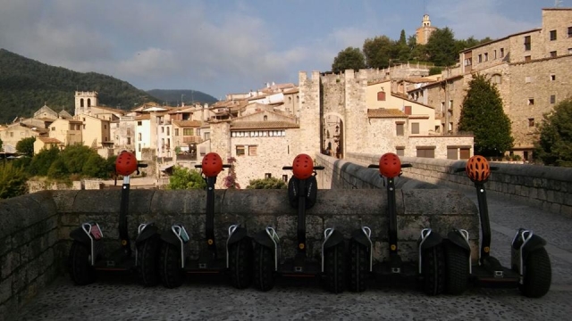 Recorriendo pueblos catalanes en segway