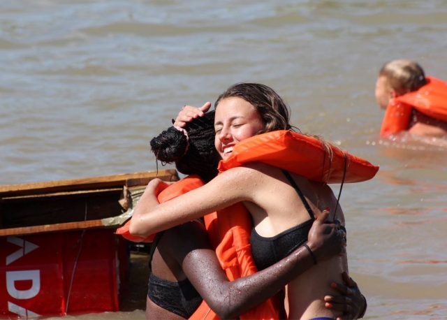  拥抱水中的朋友 