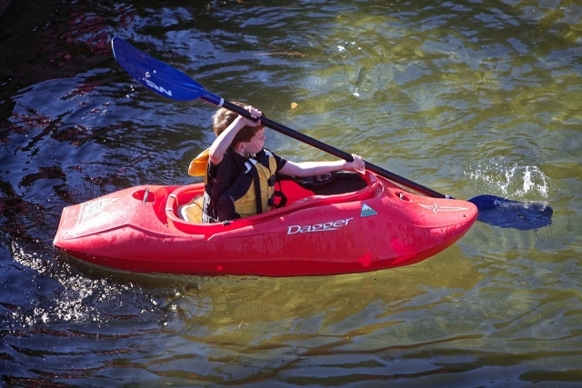Niño aprendiendo a remar