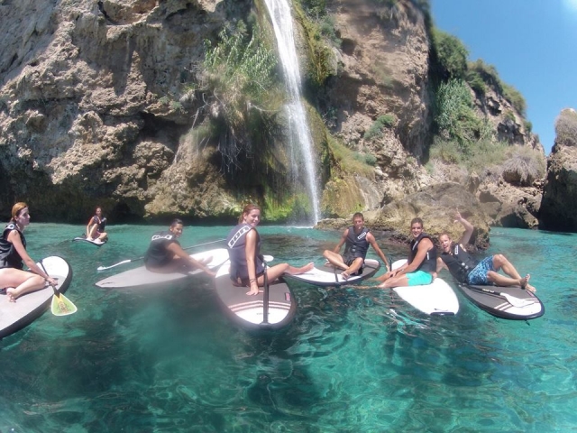 Descansado en la tabla de paddle surf
