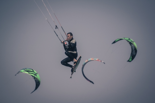 Saltos haciendo kitesurf