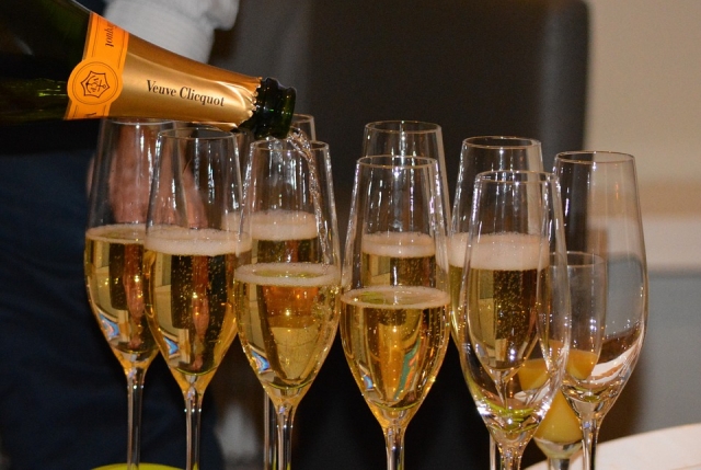 Champagne y comida típica
