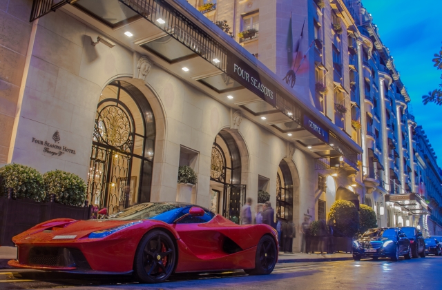  Um passeio pela cidade numa Ferrari 