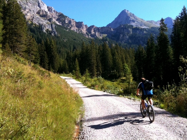  A mountain bike tour adjusted to each level 