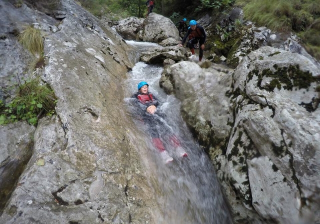 Descendiendo por un tobogan