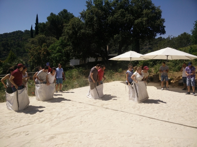 Carrera de sacos en la arena