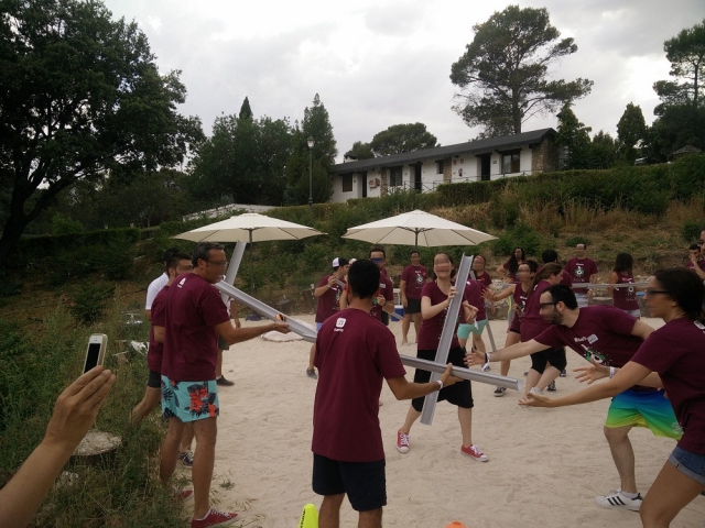 Equipos pasandose la pelota