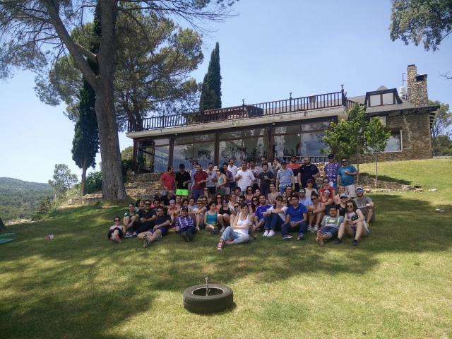 Grupo sentado en el cesped