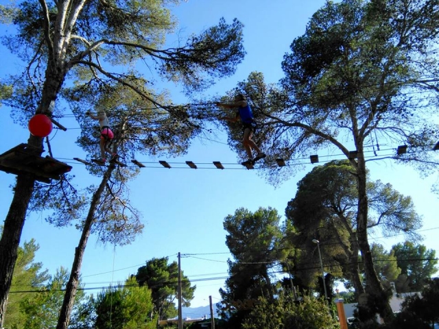 Ven a Ibiza y prueba las tirolinas