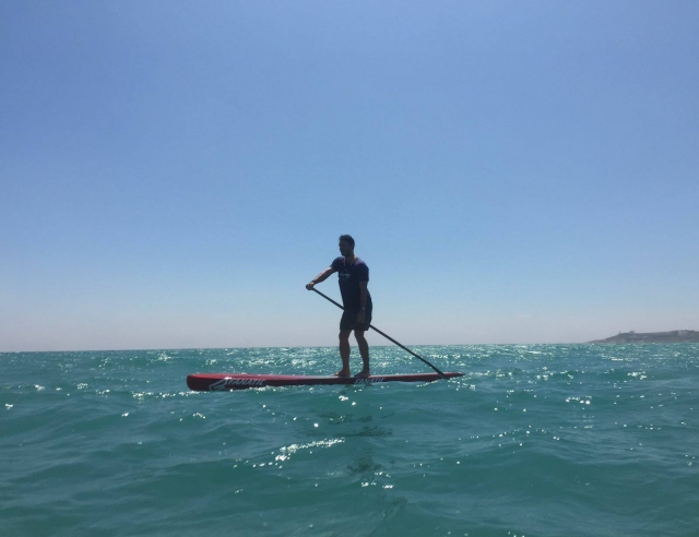 Paseo en tabla de sup con remo