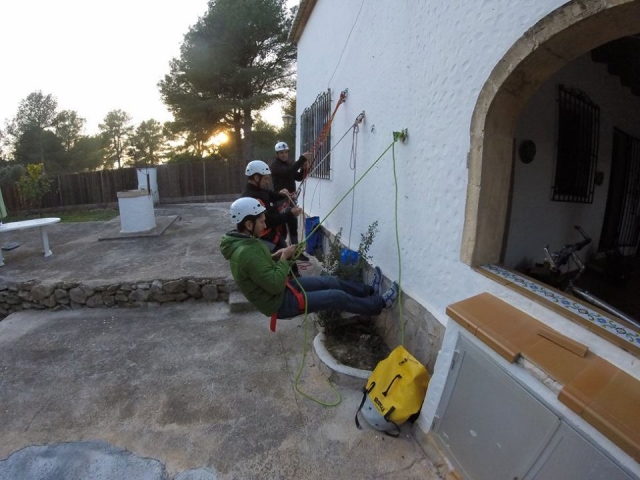 Primero sobre pared, luego sobre roca