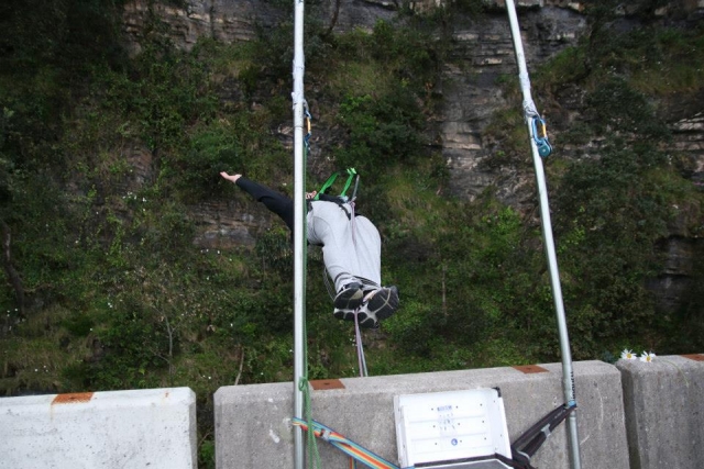 Salto de puenting de espaldas