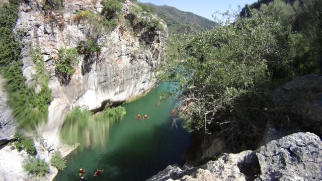 Grupo en el cauce del rio