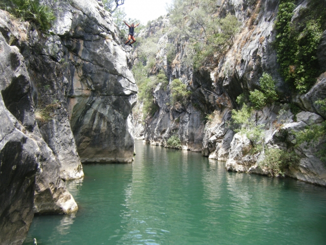 Salto desde varios metros en el cañón