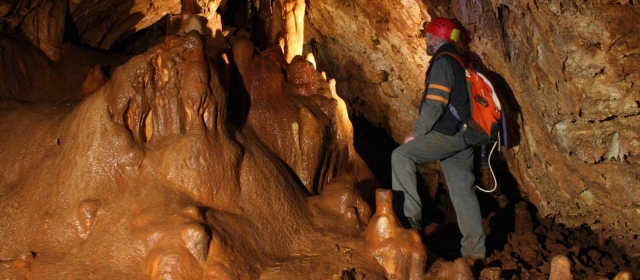 Hombre explorando las cueva