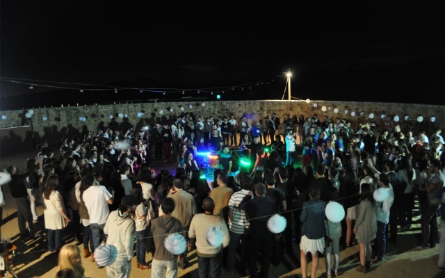  The party continues at night 