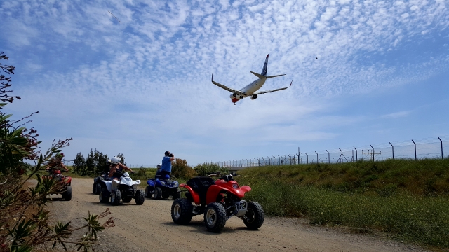 Quads bajo el avión