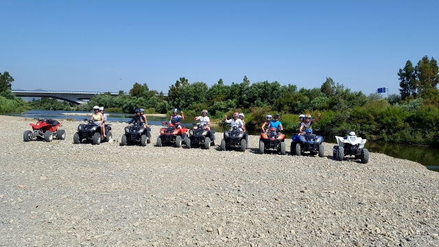 Todos preparados para la ruta en quad