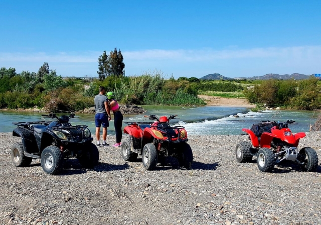 Pareja junto al río con los quads en Málaga