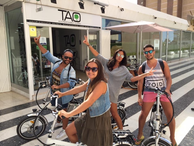  Turistas de bicicleta em Benidorm