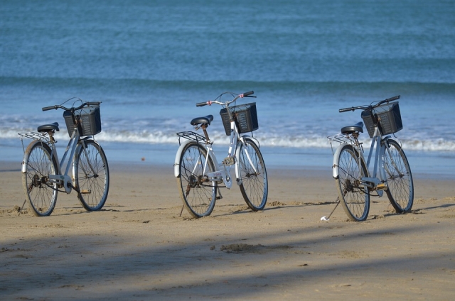  Enjoy the beach with the bike 