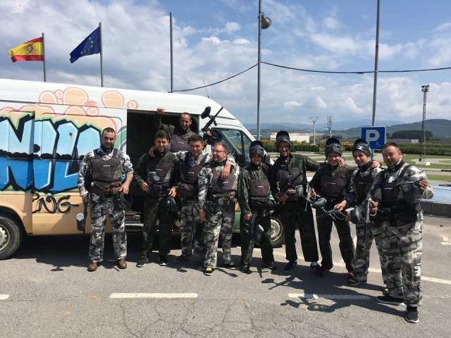  Abschied und Paintball. 