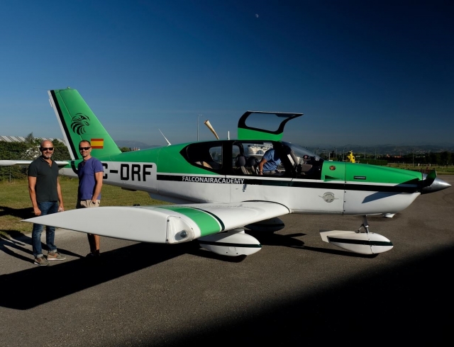 Junto a la avion en pista