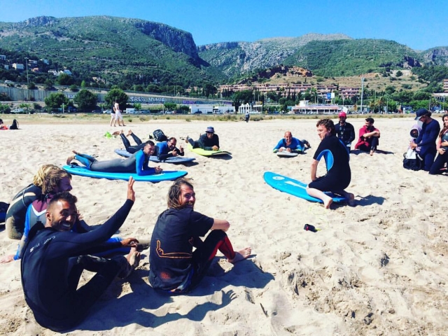  Pratica il surf e fai amicizia 