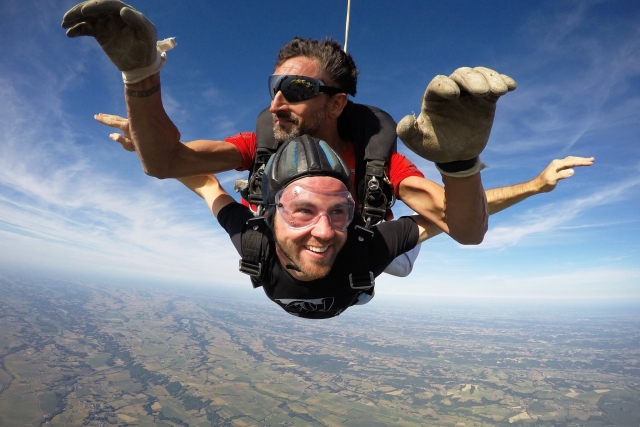 Volando con el paracaídas 