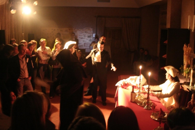  你被邀请到一个不同的夜晚 