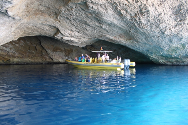  Escursione in barca alla grotta marina 
