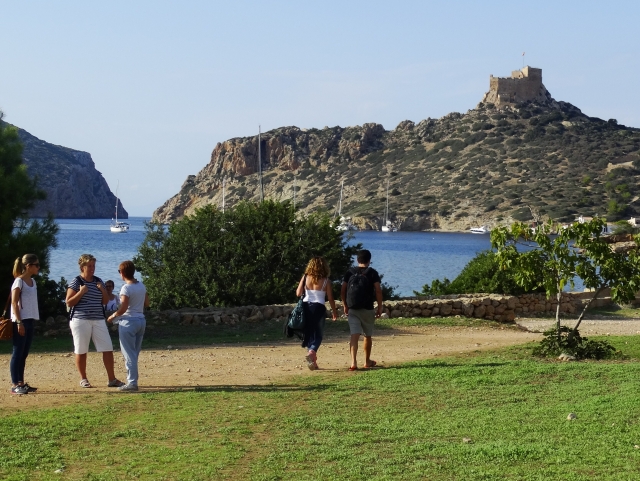 Passeggiata davanti al castello
