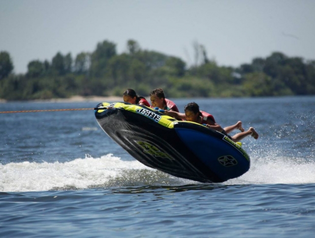 Chicos volando sobre el agua