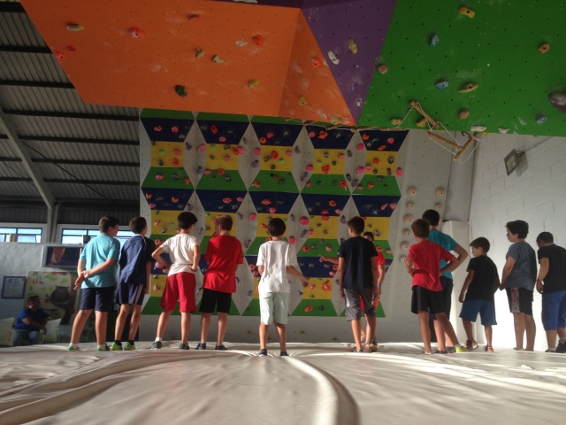 Mirando al muro de escalada