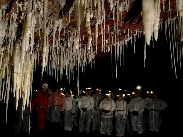 Grupo en el interior de la cueva