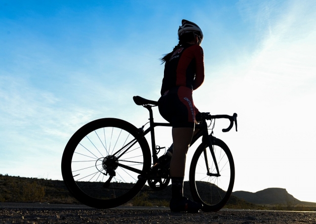Bicicleta de montaña al atardecer