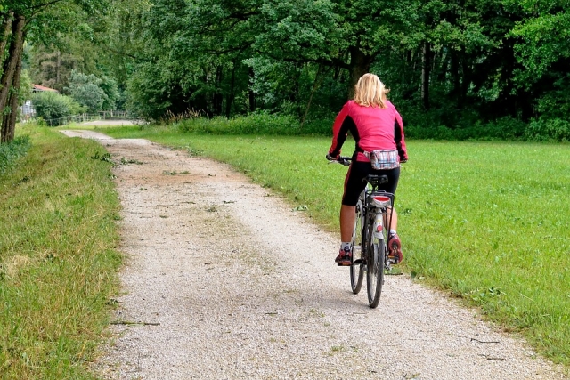 Haciendo deporte al aire libre con la bici
